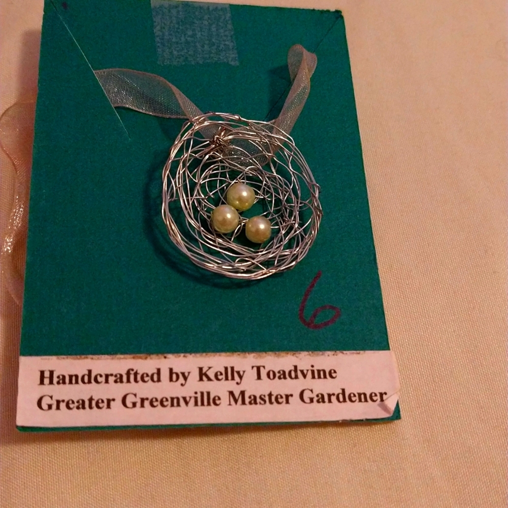 NWT Vintage Bird's Nest 3 Faux Pearls in Silvertone Ribbon Clasp